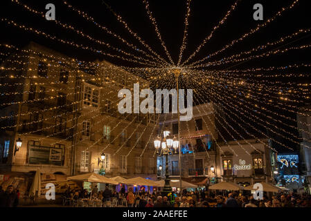 VIGO, PONTEVEDRA, ESPAGNE, DÉCEMBRE, 2018 : Lumières et décorations de Noël dans la ville de Vigo Banque D'Images