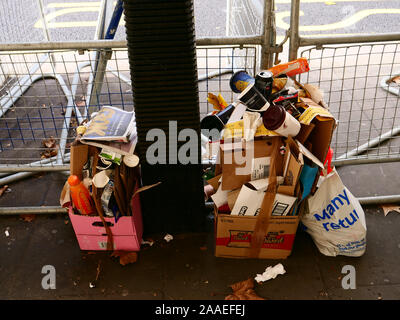 Les déchets d'élevage des déchets vu sur le côté de Whitehall, Londres, où des boîtes en carton sont laissés sur le site de la rue une personnes continuer à ajouter plus de déchets. Banque D'Images