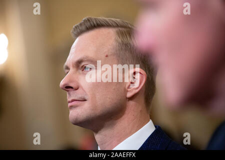 Conseiller aux affaires politiques à l'ambassade des États-Unis en Ukraine David Holmes arrive à témoigner devant le Comité permanent de la Chambre sur le renseignement sur la colline du Capitole à Washington, DC, États-Unis, le jeudi 21 novembre, 2019. Credit : Stefani Reynolds/CNP /MediaPunch Banque D'Images