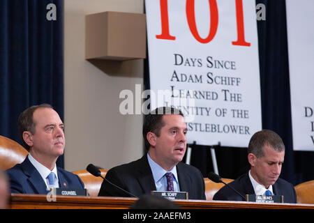 Représentant des États-Unis Devin Nunes (républicain de Californie) Livre d'ouverture avant le témoignage de l'ancien Conseil national de sécurité, la Russie et le conseiller expert Fiona Hill aux affaires politiques à l'ambassade des États-Unis en Ukraine David Holmes devant la U.S. House Permanent Select Committee on Intelligence sur la colline du Capitole à Washington, DC, États-Unis, le jeudi 21 novembre, 2019. Credit : Stefani Reynolds/CNP /MediaPunch Banque D'Images