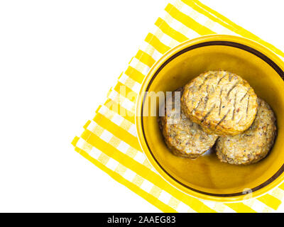 Escalopes de viande dans une assiette sur un fond blanc. Photo de l'alimentation. Place pour le texte. Banque D'Images