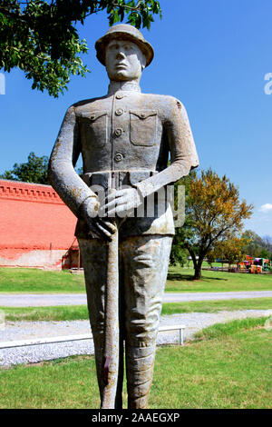 Une statue en béton et en pierre d'un soldat de la première Guerre mondiale Dough Boy est à l'attention d'un parc de main Street, dans Carney Oklahoma. Banque D'Images