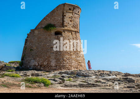 Torre di Porto Miggiano guet côtière au Porto Miggiano, juste au sud de Santa Cesarea Terme, sur la côte adriatique des Pouilles (Puglia), dans le sud de l'Italie Banque D'Images