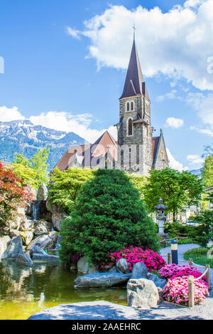 Jardin japonais de l'amitié à Interlaken. Vue sur l'église du Saint-Esprit Banque D'Images