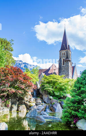 Jardin japonais de l'amitié à Interlaken. Vue sur l'église du Saint-Esprit Banque D'Images