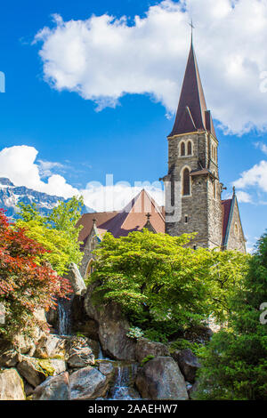 Jardin japonais de l'amitié à Interlaken. Vue sur l'église du Saint-Esprit Banque D'Images