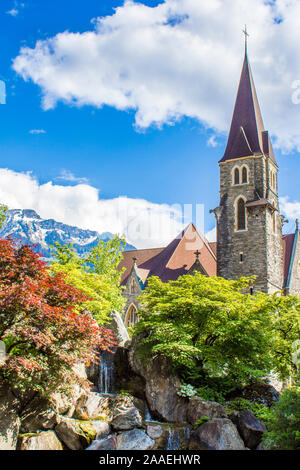 Jardin japonais de l'amitié à Interlaken. Vue sur l'église du Saint-Esprit Banque D'Images