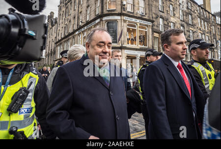 Édimbourg, Écosse, Royaume-Uni - 21 novembre 2019 - L'ancien Premier Ministre de l'Ecosse, Alex Salmond, à l'extérieur de la Haute Cour à Édimbourg Banque D'Images