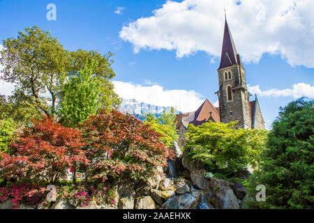 Jardin japonais de l'amitié à Interlaken. Vue sur l'église du Saint-Esprit Banque D'Images