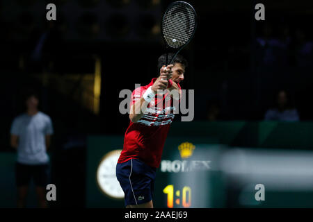 La Serbie de Novak Djokovic en action contre Benoit Paire de France pendant 4 jours de la Coupe Davis 2019 à la Caja Magica. Banque D'Images