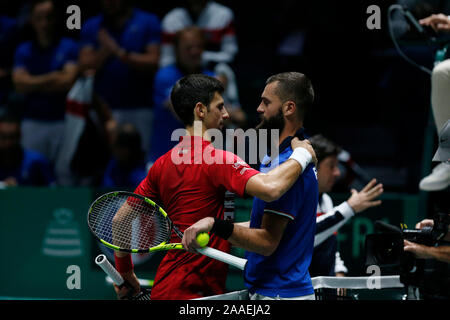 Novak Djokovic La Serbie et de Benoit Paire de France se serrer la main pendant la journée 4 de la Coupe Davis 2019 à la Caja Magica. Banque D'Images