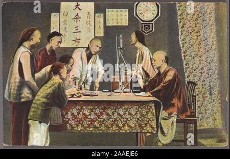 Carte postale illustrée d'un groupe de Chinois hommes portant des vêtements traditionnels chinois et de la file d'hairstyle, assis à une table et jouant un jeu fantan, publié par M. Sternberg, 1905. À partir de la Bibliothèque publique de New York. () Banque D'Images