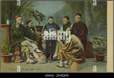 Carte postale illustrée d'un groupe d'hommes en vêtements traditionnels chinois, assis à une table le thé et gâteaux, publié par M. Sternberg, 1908. À partir de la Bibliothèque publique de New York. () Banque D'Images