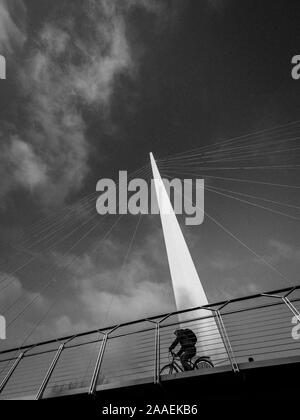 Les banlieusards, noir et blanc, pont de Christchurch Christchurch Meadows, Caversham, Reading, Berkshire, Angleterre, RU, FR. Banque D'Images