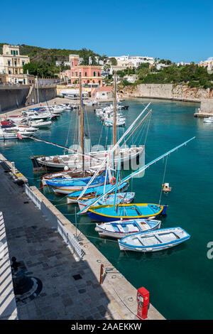 Bateaux colorés en port abrité à Tricase Porto sur la côte adriatique des Pouilles (Puglia), dans le sud de l'Italie Banque D'Images