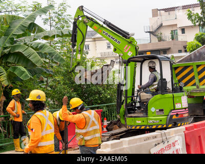 Singapour - 3 mai 2019 - Les travailleurs de la construction étrangers à un site travaux routiers le long de la région de Thompson Rd à Singapour Banque D'Images