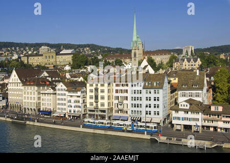 Zürichs Altstadt mit der Limmat, die mitten durch Zürich fliesst. Banque D'Images