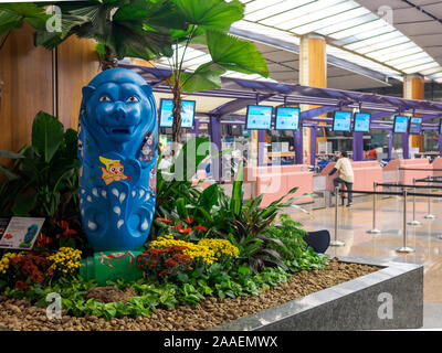 Singapour - 4 OCT 2019 - une statue du Merlion bleue au Hall de départ de l'aéroport Singapour Changi Terminal 1 avec comptoirs en arrière-plan. Banque D'Images