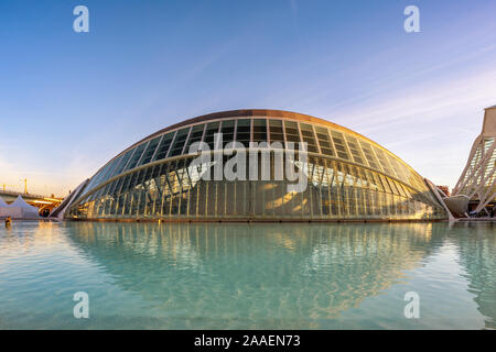 L'Hemisferic cinéma IMAX sur la Cité des Arts et des Sciences en début de matinée, conçu par Calatrava, Valencia, Espagne Banque D'Images