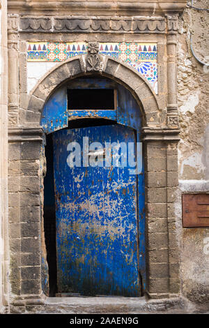 Porte avec un arc, style traditionnel. Entrée d'une maison de la vieille ville (médina). Essaouira, Maroc. Banque D'Images