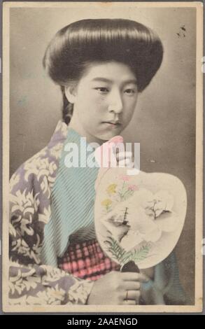 Carte postale illustrée d'un portrait d'une jeune femme japonaise portant un kimono traditionnel et robe shimada hairstyle, tenant un mouchoir et ventilateur, Japon, 1920. À partir de la Bibliothèque publique de New York. () Banque D'Images