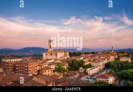 Vue panoramique sur Pérouse et iconique énorme basilique Saint Dominique et de l'Ombrie campagne avec des couleurs au coucher du soleil Banque D'Images