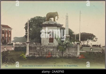 Carte postale illustrée de la statue d'éléphant en bronze à l'extérieur de Victoria Memorial Hall, un don de le Siamois Le roi Chulalongkorn (Rama V), Singapour, 1912. À partir de la Bibliothèque publique de New York. () Banque D'Images