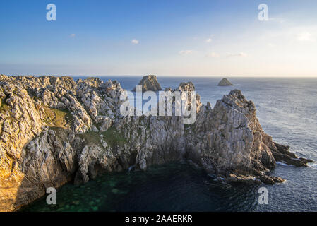 Les falaises de la mer à la pointe de Pen-Hir et les tas de piles de la mer sur la presqu'île de Crozon, Finistère, Bretagne, France Banque D'Images