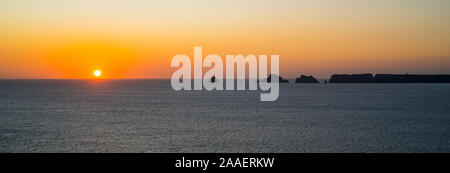 Les falaises de la mer à la pointe de Pen-Hir et les Tas de Pois sea stacks découpé sur le coucher du soleil sur la presqu'île de Crozon, Finistère, Bretagne, France Banque D'Images