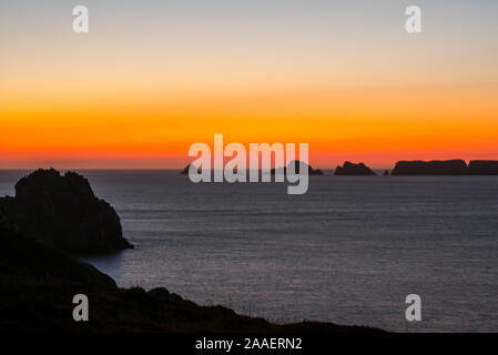 Les falaises de la mer à la pointe de Pen-Hir et les Tas de Pois sea stacks découpé sur le coucher du soleil sur la presqu'île de Crozon, Finistère, Bretagne, France Banque D'Images