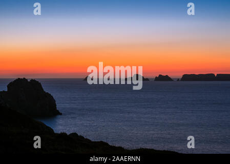 Les falaises de la mer à la pointe de Pen-Hir et les Tas de Pois sea stacks découpé sur le coucher du soleil sur la presqu'île de Crozon, Finistère, Bretagne, France Banque D'Images