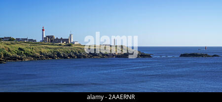 La Pointe Saint Mathieu avec son phare, sempahore, Abbey ruins et WWI memorial, Plougonvelin, Finistère, Bretagne, France Banque D'Images