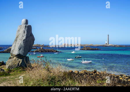 Statue de Victor Hugo L'homme qui marche et le programme phare de l'île vierge, le phare en pierre le plus haut en Europe, Lilia, Plouguerneau, Finistère, Bretagne Banque D'Images