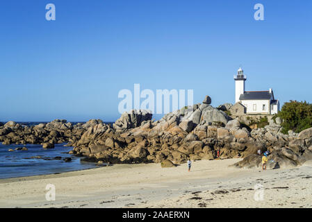 Beach et phare de Pontusval phare à la pointe de Beg-Pol, Brignogan-Plages, Finistère, Bretagne, France Banque D'Images