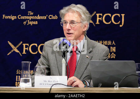 Tokyo, Japon, 21 Nov 2019. Rex Ziak Co-fondateur et président de la société Obon parle au cours d'une conférence de presse au Club des correspondants étrangers du Japon le 21 novembre 2019, Tokyo, Japon. Jarat Chopra Ziak aux côtés d'avocat international et Keiko Ziak Co-fondateur et membre du Conseil de l'organisme à but non lucratif ''Obon Society'' a parlé de leur travail, la collecte et le retour des articles personnels provenant de soldats japonais, souvenirs, par des soldats des Forces alliées pendant la Seconde Guerre mondiale 2. Credit : AFLO Co.,Ltd/Alamy Live News Banque D'Images