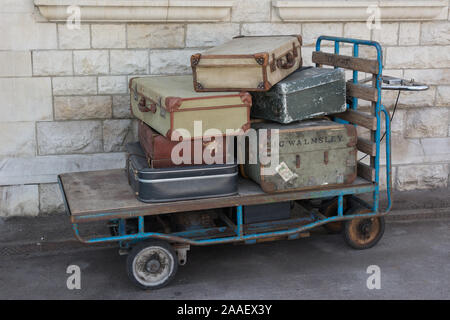 Vintage bagages sur un chariot à la gare de Swanage. Chemin de fer Swanage est une gare ferroviaire patrimoniale qui recrée l'âge de la vapeur pour les touristes et les amateurs. Banque D'Images