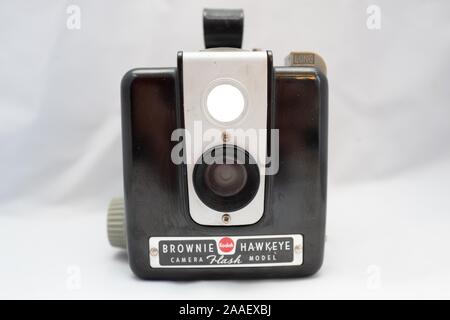 Close-up de Kodak Brownie Hawkeye film Flash, l'appareil photo en utilisant le format 120, avec des commandes en plastique bakélite, ca 1950, 24 juillet, 2019. () Banque D'Images