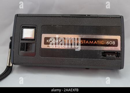 Close-up de l'appareil photo Kodak film Tele-Instamatic, ca des années 1970, avec deux positions téléobjectif et en utilisant le format de film 110, isolé sur un fond blanc, le 24 juillet 2019. () Banque D'Images