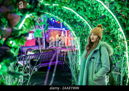 Londres, Royaume-Uni. 21 Nov, 2019. Les fêtes de jardin sur le toit à la John Lewis le soir les lumières de Noël sont allumées sur Oxford Street. Crédit : Guy Bell/Alamy Live News Banque D'Images