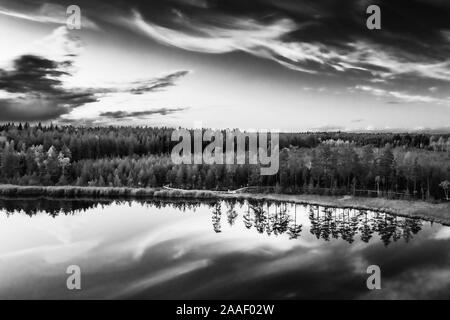 Vue sur lac Kingari. Noir et blanc. Nature de la Lettonie. Beau paysage. Banque D'Images