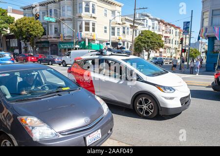 General Motors auto-croisière voiture conduire en phase de test dans les rues du quartier Mission District de San Francisco, Californie, le 6 octobre 2019. () Banque D'Images