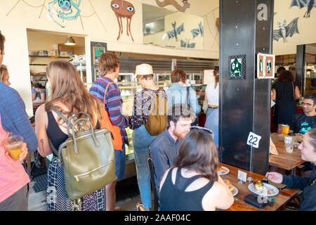 De grandes foules de diners sont visibles à l'intérieur Tartine boulangerie dans le quartier Mission District de San Francisco, Californie, largement considéré comme parmi les meilleures boulangeries dans le monde, le 6 octobre 2019. () Banque D'Images