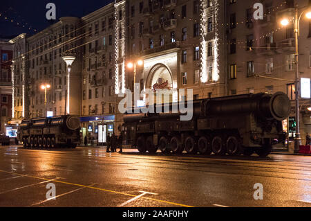 RT-2H2 Topol-M de l'espace stratégique de têtes nucléaires des missiles balistiques intercontinentaux lanceurs mobiles dans les rues de Moscou, Russie Banque D'Images