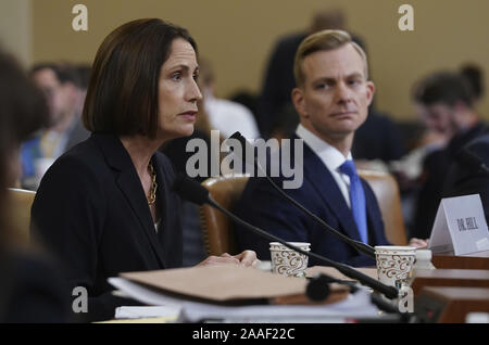 Washington, United States. 21 Nov, 2019. Fiona Hill, ancien directeur principal du Conseil national de sécurité pour l'Europe et la Russie, témoigne David Holmes, représentant de l'ambassade US en Ukraine à l'écoute, au cours de la chambre de mise en accusation du Comité sur le renseignement en audience le président Donald Trump sur la colline du Capitole à Washington, DC, le jeudi 21 novembre, 2019. Credit : UPI/Alamy Live News Banque D'Images