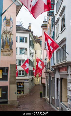 Maisons avec des drapeaux de Suisse à Zurich. La vieille ville de Zurich. La partie historique de Zurich. Architecture Banque D'Images