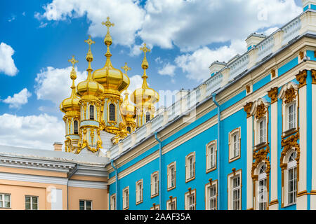 Les flèches d'or de l'église de la résurrection dans le palais de Catherine à Saint Pétersbourg, Russie. Banque D'Images