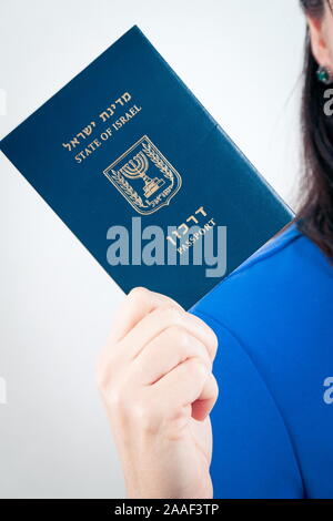 Israël passeport dans la main de femme Banque D'Images