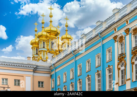 Les flèches d'or de l'église de la résurrection dans le palais de Catherine à Saint Pétersbourg, Russie. Banque D'Images