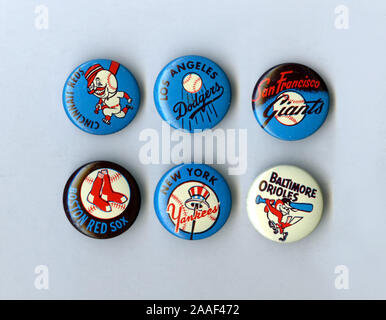 Collection de petits boutons souvenirs illustrant les logos d'équipes de Ligue Majeure de Baseball à ils app[hibou dans les années 1950, époque des années 60. Banque D'Images