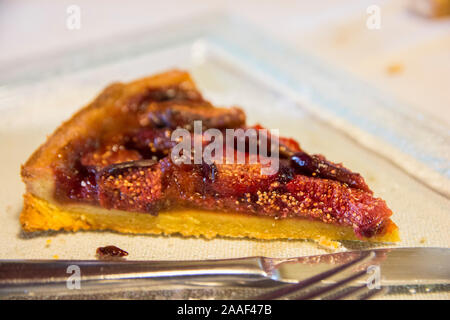 Une tranche de tarte aux figues au four traditionnel Banque D'Images